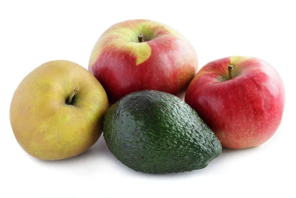 Grüne Avocado und rote Äpfel — Stockfoto
