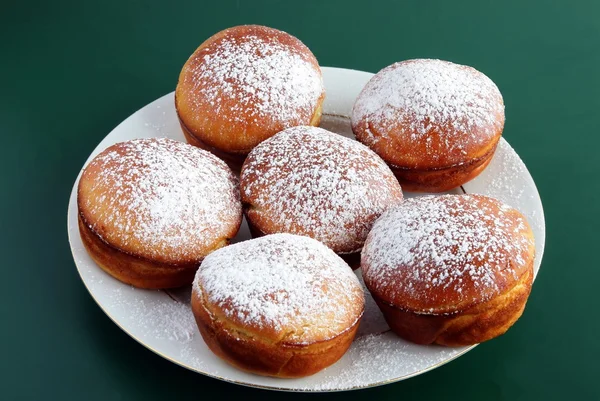 Свежие, только теплые домашние сладкие булочки с сахаром — стоковое фото