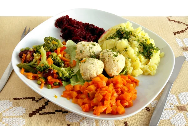 Slipas och cookked kött collops med vegetabiliska — Stockfoto
