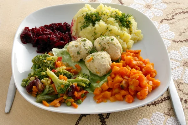 Bolas de carne con verduras como plato de cena —  Fotos de Stock