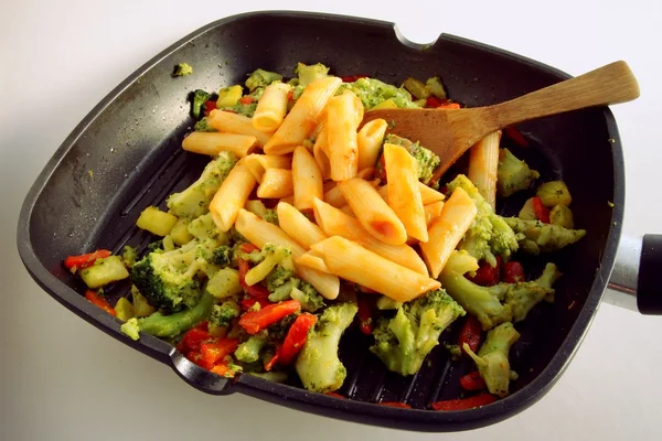 Pasta och grönsaker som grillas på pan — Stockfoto