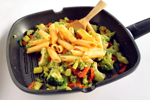 Nudeltuben mit geröstetem Gemüse auf Pfanne — Stockfoto