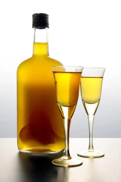 Апельсиновый ликер в бутылках и бокалах — стоковое фото