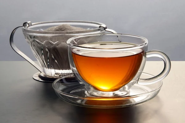 一杯の紅茶と砂糖の洗面器 — ストック写真