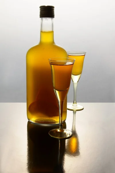 Likier pomarańczowy w butelkę i okulary — Zdjęcie stockowe