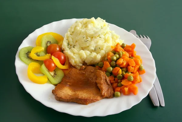 Жареное индейка белое мясо с овощами — стоковое фото
