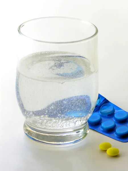 Tabletter og glass vann – stockfoto