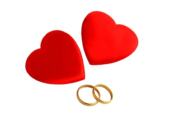 Красные сердца и золотые обручальные кольца — стоковое фото