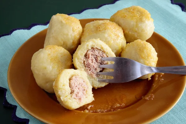 Potatis degen och slipas kött som välsmakande drumplings — Stockfoto