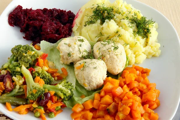 Bolas de carne con puré de patata y verduras —  Fotos de Stock