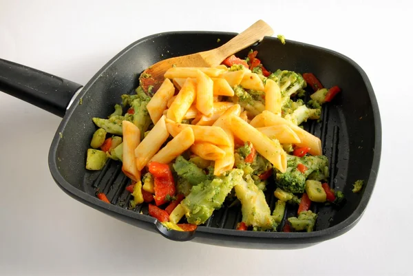 Tubos de pasta con verduras — Foto de Stock
