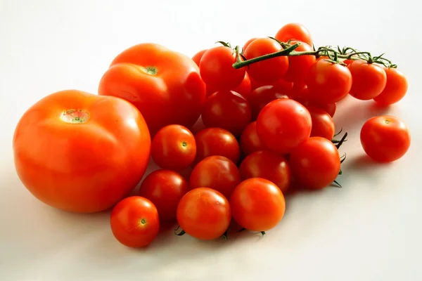 Cereza y tomates rojos grandes — Foto de Stock