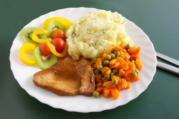 Rostad kalkonkött med grönsaker till middag — Stockfoto