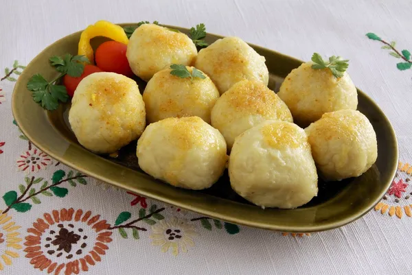 Кульки з картопляного тіста, наповнені м'ясом, з маслом з крихтами — стокове фото