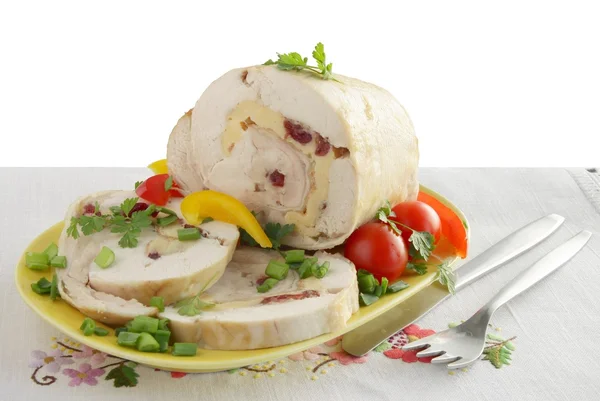 Beyaz Tavuk eti, yumurta ve kuru üzüm ile doldurulmuş — Stok fotoğraf