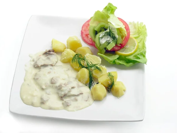 Кусочки говядины с белым соусом и овощами — стоковое фото