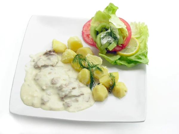 stock image Slices of beef with horseradish white sauce and vegetable