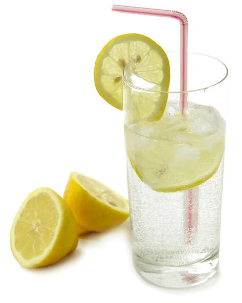 Acqua gassata con fette di limone — Foto Stock