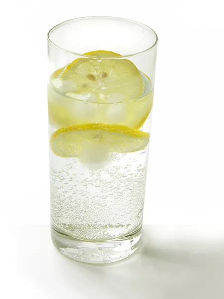 Sodawasser mit Eis und Zitronenscheiben — Stockfoto
