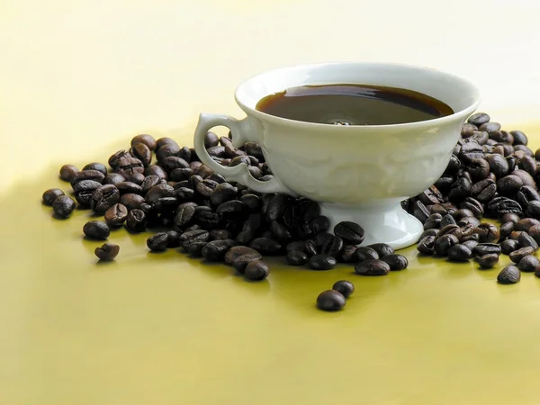 Heißer Kaffee und Bohnen — Stockfoto