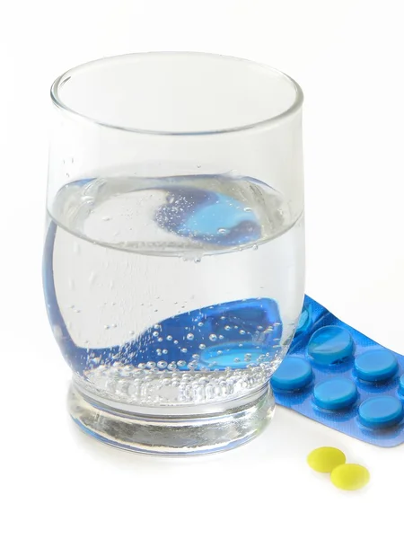Léky a sklenici vody — Stock fotografie
