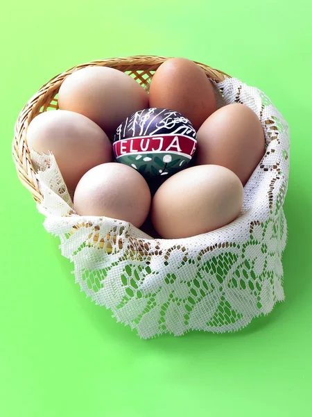 Huevos y huevos de Pascua — Foto de Stock