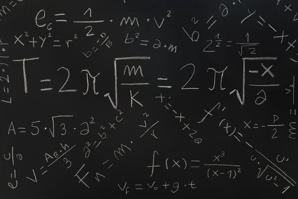 Physikalische Formeln auf einer Tafel Stockbild