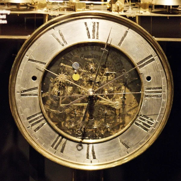 Gamle astronomiske klokker – stockfoto