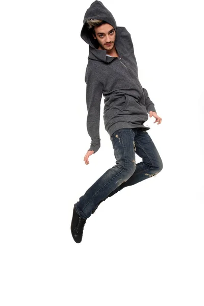 Молодой стильный мужчина в воздухе — стоковое фото