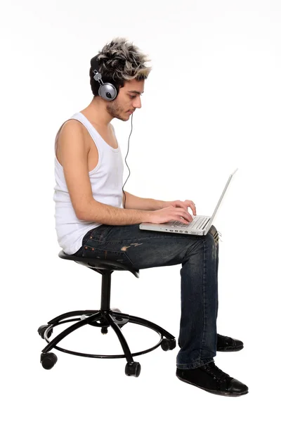 Sedí mladý muž na Netlogu — Stock fotografie