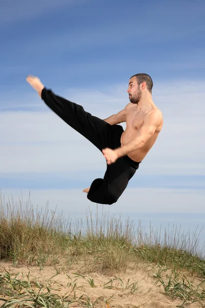 Молодой боец упражнения на открытом воздухе — стоковое фото