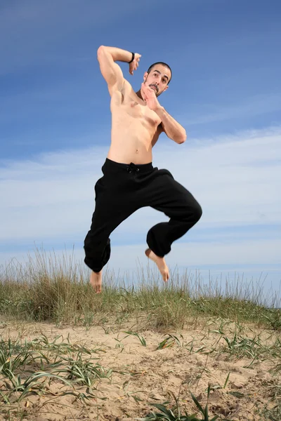 Joven macho luchador ejercicio al aire libre — Foto de Stock