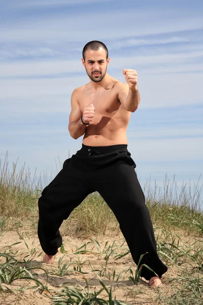 Jonge mannelijke vechter oefening buiten — Stockfoto