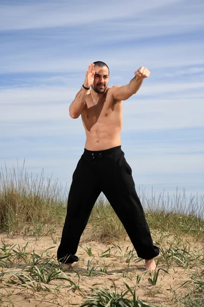 Jovem lutador masculino exercício ao ar livre — Fotografia de Stock