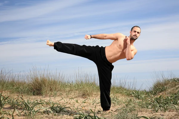 Jovem lutador masculino exercício ao ar livre — Fotografia de Stock