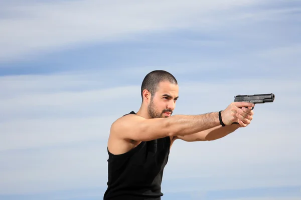 Guardaespaldas masculino con un arma — Foto de Stock