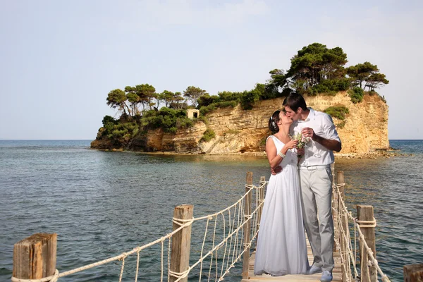 Sposa e sposo su un ponte — Foto Stock