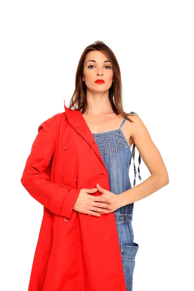 Giovane ragazza con cappotto rosso ritratto — Foto Stock