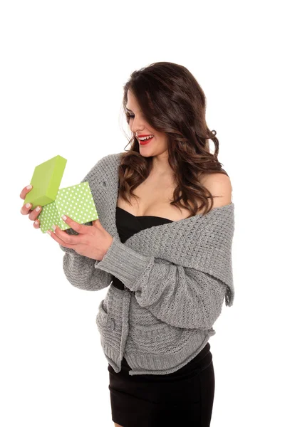 Joven chica sonriente abriendo una caja de regalo — Foto de Stock