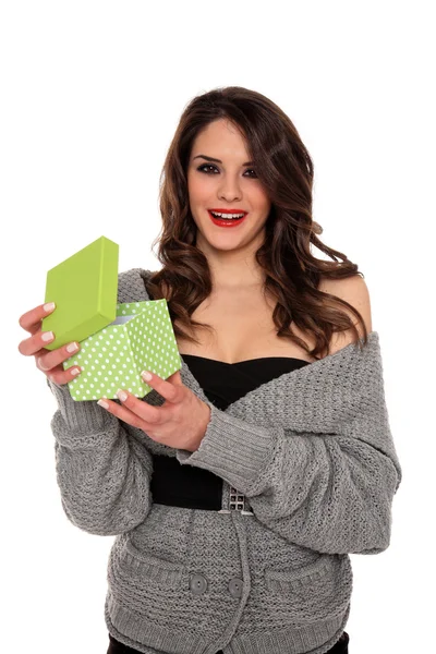 Gülümseyen genç kız bir hediye kutusu açma — Stok fotoğraf