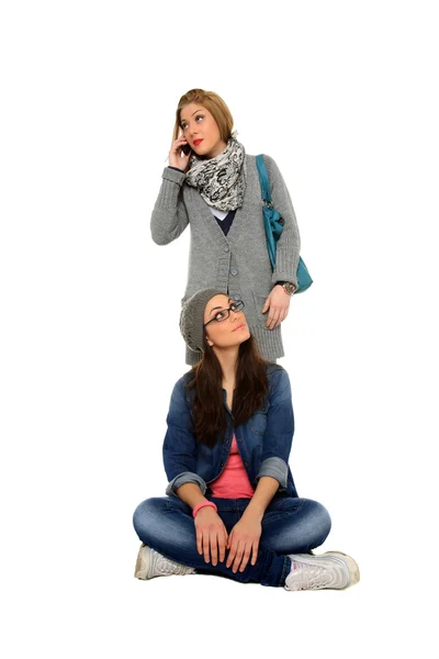 Twee jonge meisjes maken een telefoongesprek — Stockfoto
