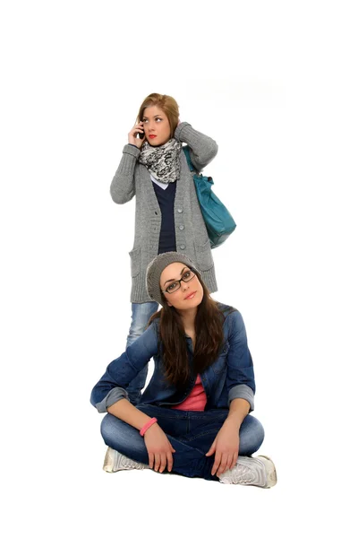 Δύο νεαρά κορίτσια πραγματοποίηση μιας τηλεφωνικής κλήσης — Φωτογραφία Αρχείου