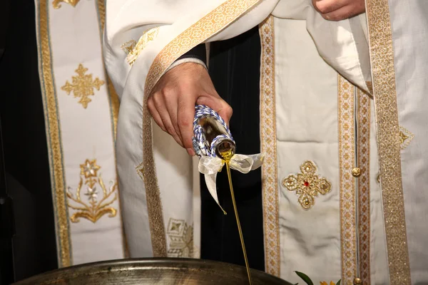 Präst lägga olja på en skål — Stockfoto