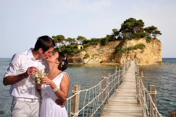 Bruid en groon op een brug — Stok fotoğraf