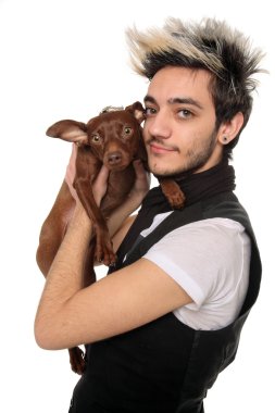 genç adamla pinscher