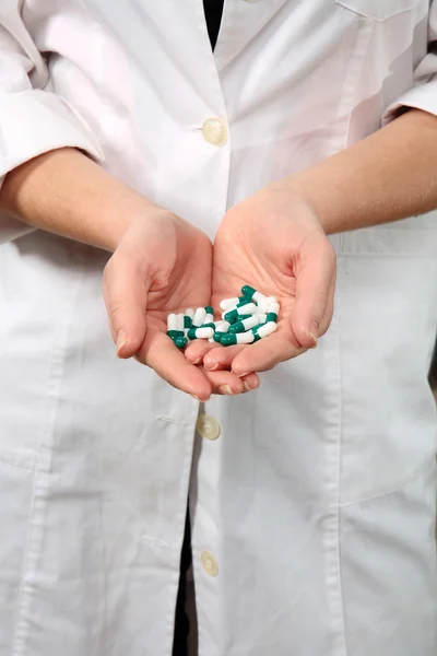 Фармацевт держит таблетки — стоковое фото