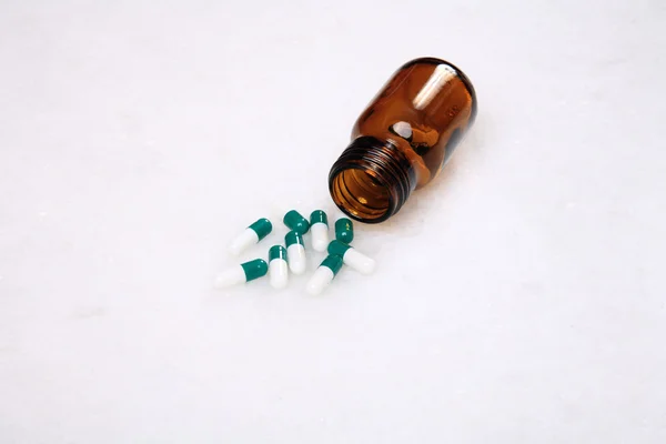Pastillas de medicamentos que salen del frasco —  Fotos de Stock