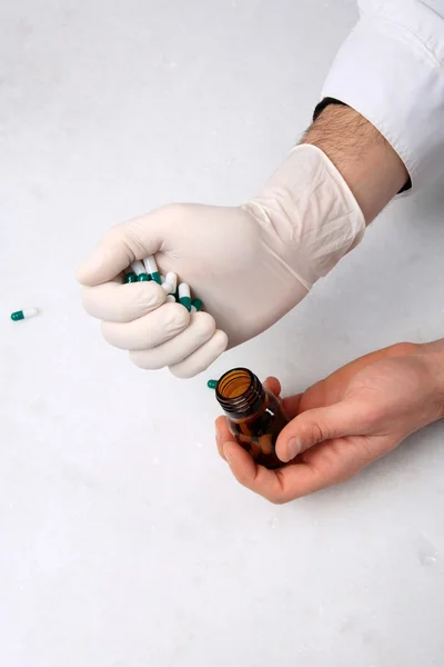 Handen en geneeskunde pillen — Stockfoto