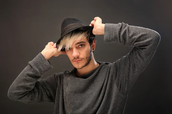 Jeune homme élégant avec chapeau — Photo