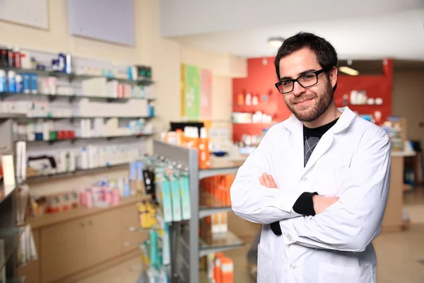 Jeune pharmacien masculin — Photo